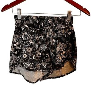 Lululemon Tracker Short *SW 2017 Seawheeze - Counter Culture White / Black-Size4